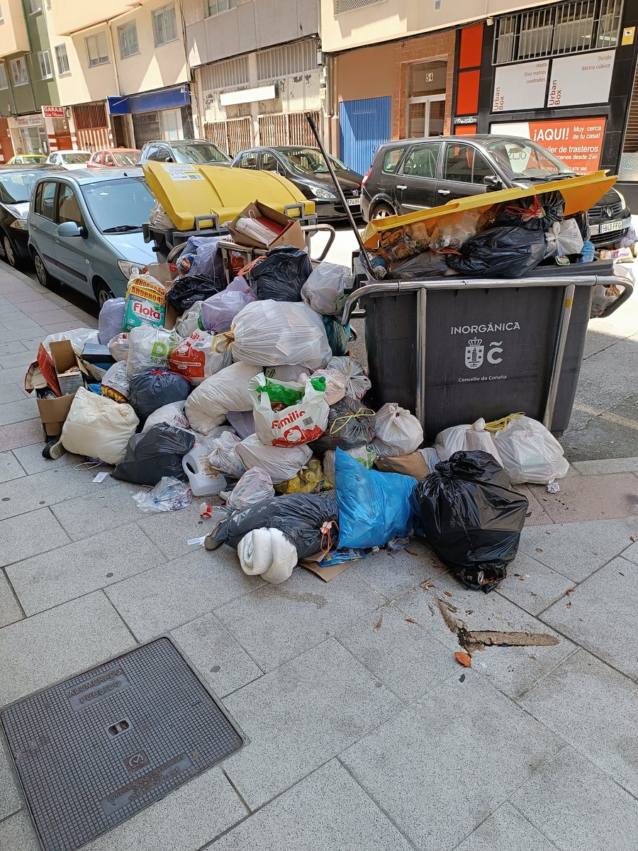 davidvillar79's tweet photo. Hasta cuándo se va a permitir esto?
Lo de la basura en Coruña es de traca. E @inesreygarcia y el @ConcelloCoruna sin hacer nada. Gestionad que es para lo que se os paga. Clase política inútil e incompetente. https://t.co/DeuKjCr0Qi