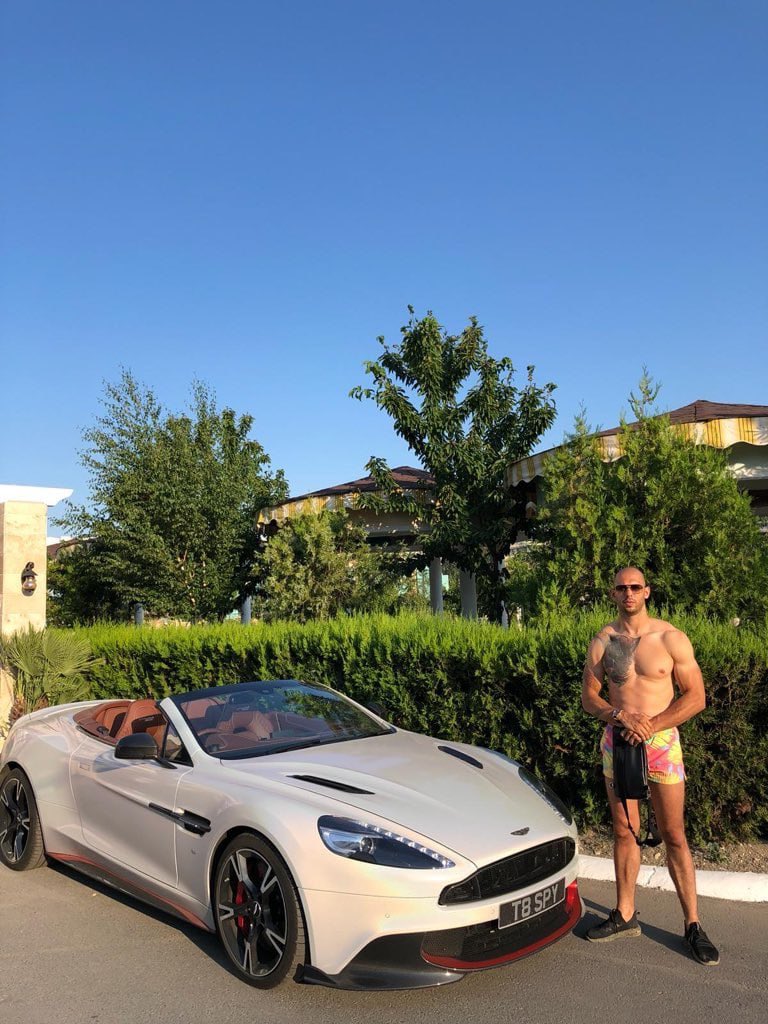 Cobratate's tweet photo. Women say I'm not loyal but how come I have the same ridiculous shorts after 5 years? https://t.co/ZKpBExF4Mh