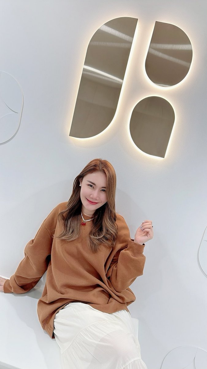 JUNEJUTAA's tweet photo. THE RITZ มาเยือน ไม่สะเทือนได้ไง555#theritzclinic https://t.co/EwQOqxBxlA