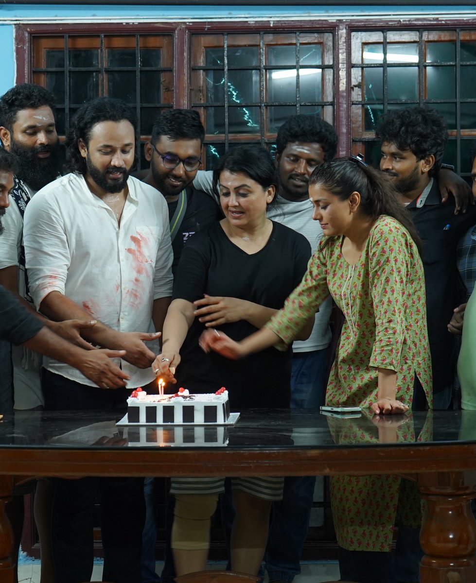 FridayCinema (@fridaycinemaorg) on Twitter photo குஷியில் நடிகை சோனா!
முதன்முதலாக டைரக்ட் செய்த வெப்சீரியஸ் #ஸ்மோக் படபிடிப்பை முடித்தார்.
அனைவருக்கும் பிரியாணி போட்டு அசத்தினார்.
#SmokeWebSeries Streamlng soon on <a href="/shortflixindia/">ShortFlix</a>
A <a href="/SonaHeide/">Sona heiden</a> Directorial
<a href="/Uniq_production/">uniq production</a>
<a href="/Actor__Mukesh/">Mukesh kanna</a>
<a href="/johnsoncinepro/">Johnson PRO</a>
<a href="/MovieBond1/">Movie Bond Digital</a> குஷியில் நடிகை சோனா!
முதன்முதலாக டைரக்ட் செய்த வெப்சீரியஸ் #ஸ்மோக் படபிடிப்பை முடித்தார்.
அனைவருக்கும் பிரியாணி போட்டு அசத்தினார்.
#SmokeWebSeries Streamlng soon on <a href="/shortflixindia/">ShortFlix</a>
A <a href="/SonaHeide/">Sona heiden</a> Directorial
<a href="/Uniq_production/">uniq production</a>
<a href="/Actor__Mukesh/">Mukesh kanna</a>
<a href="/johnsoncinepro/">Johnson PRO</a>
<a href="/MovieBond1/">Movie Bond Digital</a>