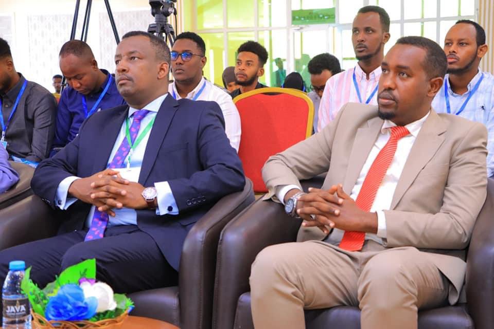 AbdishakurDaaha's tweet photo. Honored to present my research on media's role in driving climate action at Somali Annual Research Conference. My study explores how global media attention, driven by systemic adaptation demands, frames the climate crisis, and how Somali media raise awareness for climate action. https://t.co/yIjfvxDrtX