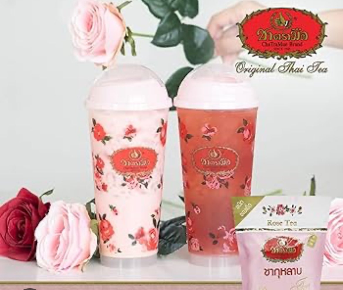 Nihon_Thai's tweet photo. 先日、大ゲリこいた件。
聞くところによれば、あの日飲んだのは、何年か前にすごいデトックス作用で話題になった「それ、飲んだらダメなやつ〜！」だったらしい。
特に注意書きもないし、薔薇柄のかわいい容器に騙され観光客とかが知らずに飲んだらエライ目に遭うやつ。

#チャトラムー危険 https://t.co/lejXMJJV0U