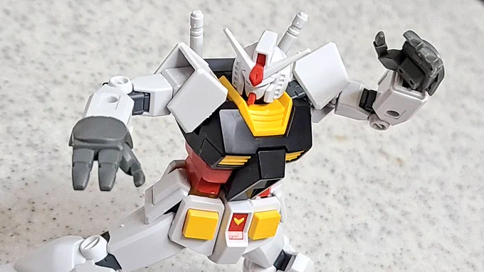 自分のラーガンダムはファーストに組んで 水星の武器セットと合わせて 汎用性を強化したガンダムに組み替えたなぁ  自分がビルドダイバーズ的な感じに遊ぶとしたらと考えた機体として。 ガンダムブレイカー4でなら機体色の再現はできるかも