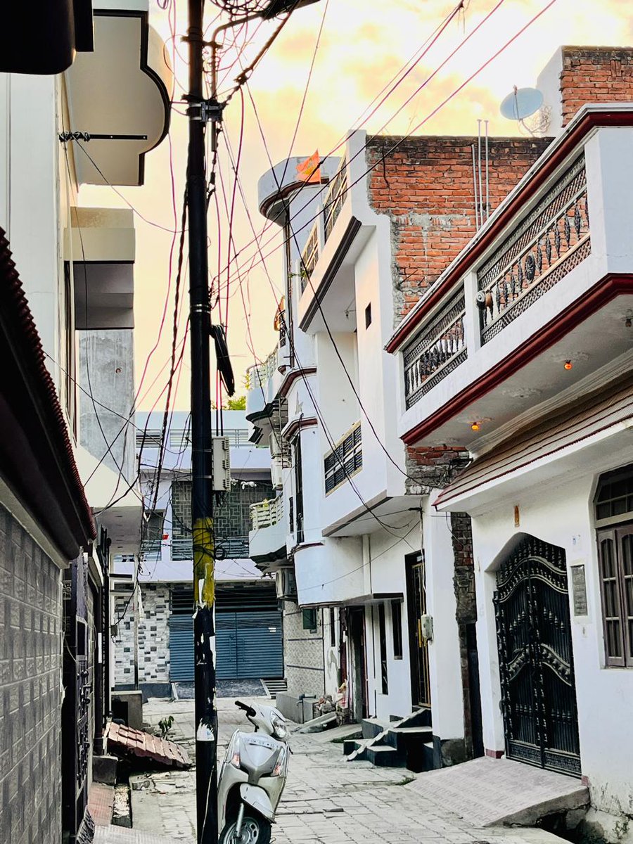 kapoorajay's tweet photo. CM sir
बिजली विभाग ने आपके smart city plan को मजाक बना दिया है, ठाकुरगंज, Chowk में एक 10 फिट पतली गली में, जहाँ already खंबे लगे है, वहाँ उसके आगे और खंबे लगाने की योजना है, जबकि नए तार पुराने खम्बे पर भी लगाए जा सकते हैं। पूरे lucknow में अंडरग्राउंड केबल डाले जा रहे हैं, फिर https://t.co/4qWu6OWiTx