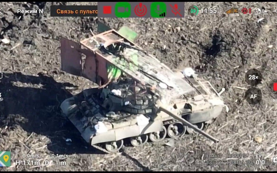 TRUFAULT's tweet photo. Aquí podéis ver unas imágenes muy interesantes de un #dron ucraniano de los #T54B/55 rusos abandonados en #Ucrania.
En la primera imagen, a primera vista pensé que era un #T55AM/AMV debido a su Kontakt-1 ERA y faldones laterales, pero fue una mejora improvisada o “Mad Max”.. https://t.co/UMEHfHHNGl