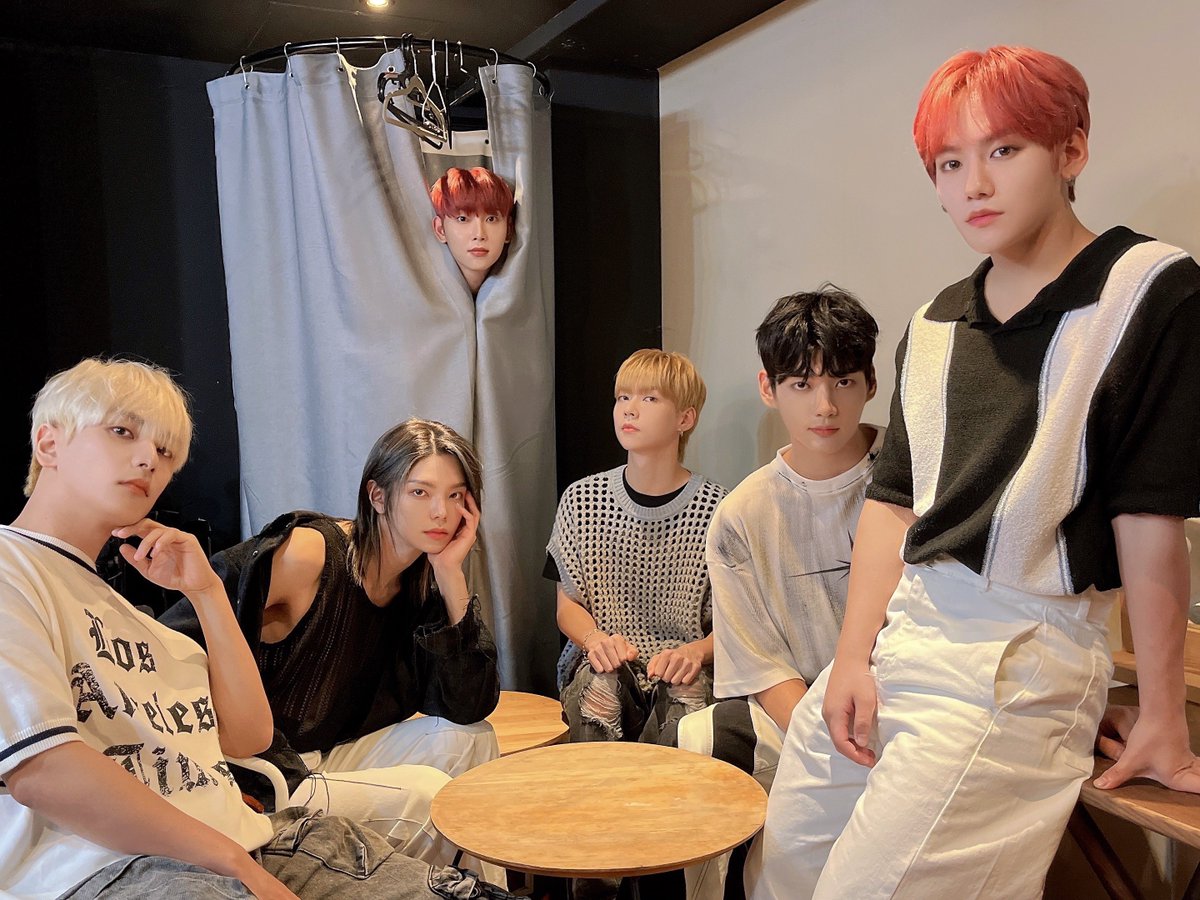 WAKER_official's tweet photo. 🤍웨이커 팬 사인회 완료🤍

함께해 준 Sleeper 모두 고마워요💖

#WAKER #웨이커 #ウェイカー
#VanillaChocoShake https://t.co/CaylzhogW4