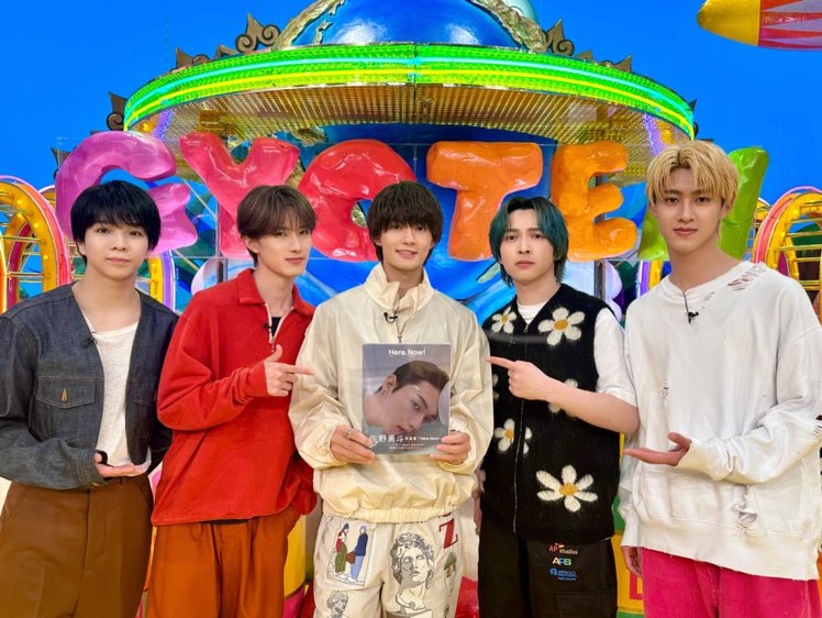 STAPY_SDP's tweet photo. ⽇本テレビ「ザ！世界 #仰天ニュース」に出演した #MILK の皆さんのスタジオオフショットをお届けだぴぃ⭐
吉⽥先輩にも写真集を持ってもらったぴぃ⭐
#佐野勇斗 #吉田��人 #塩﨑太智 #山中柔太朗 #曽野舜太 #佐野勇斗写真集やで https://t.co/EyPqTlRLJU