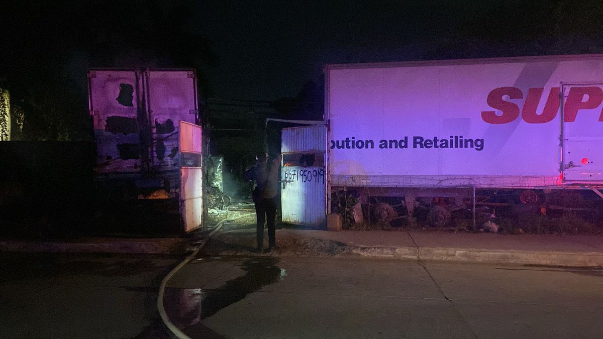 Riodoce_mx's tweet photo. #Culiacán | Un #incendio se registró ayer lunes en un #yonke de la colonia La Costera, de esta ciudad de Culiacán, sin que resultaran personas lesionadas. https://t.co/WPUCoPsrMw https://t.co/qXUD4k4cJA