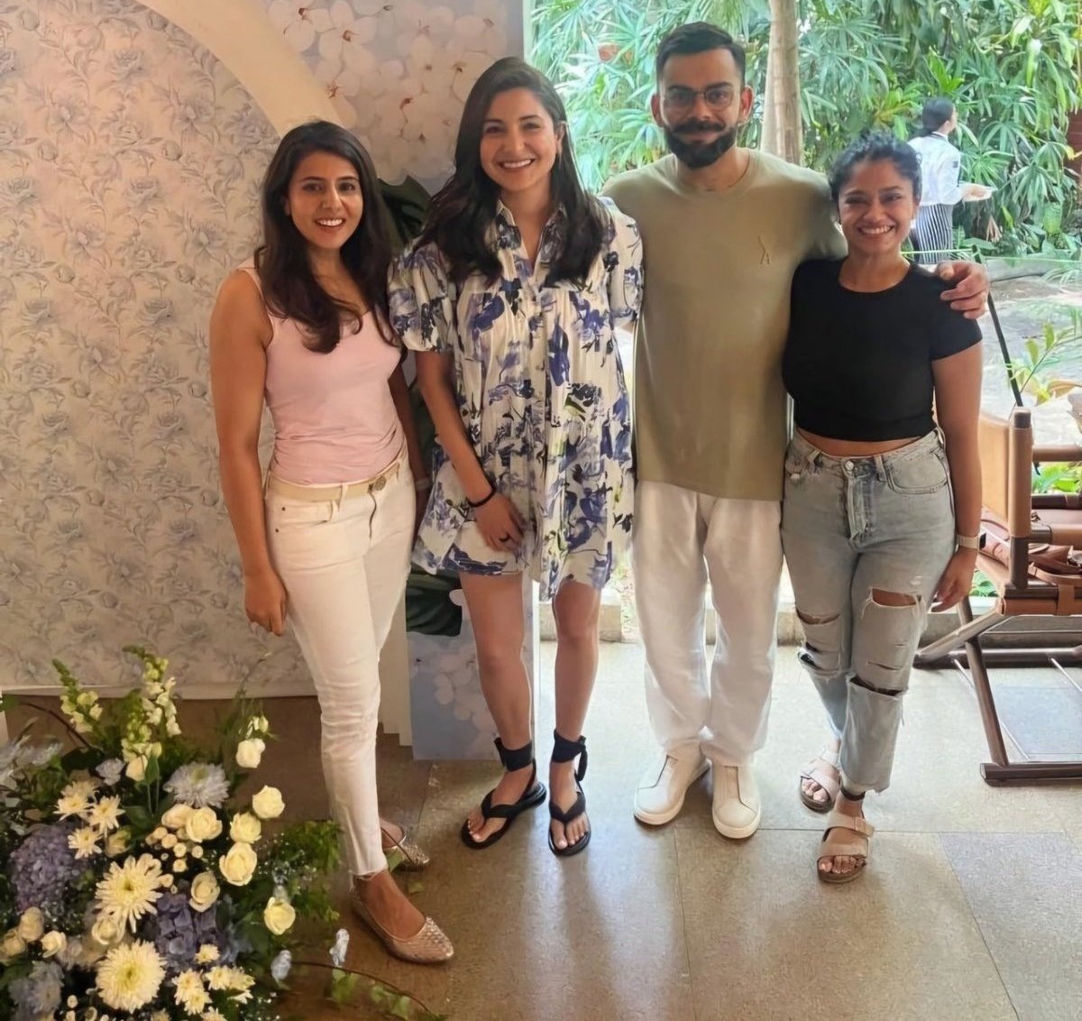 mufaddal_vohra's tweet photo. Virat Kohli and Anushka Sharma with fans. https://t.co/i7sDeOOl75