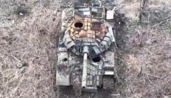 TRUFAULT's tweet photo. Y esta otra imagen corresponde a un #T54B fuera de combate y que resulta reconocible por el ventilador en forma de hongo, aunque este ejemplar también estaba equipado con algunos bloques Kontakt5 ERA.
En fin, un galimatías de aupa!
🇺🇦
#Ucrania #russiantanks #carrosdecombaterusos https://t.co/zrhvlyYVoL