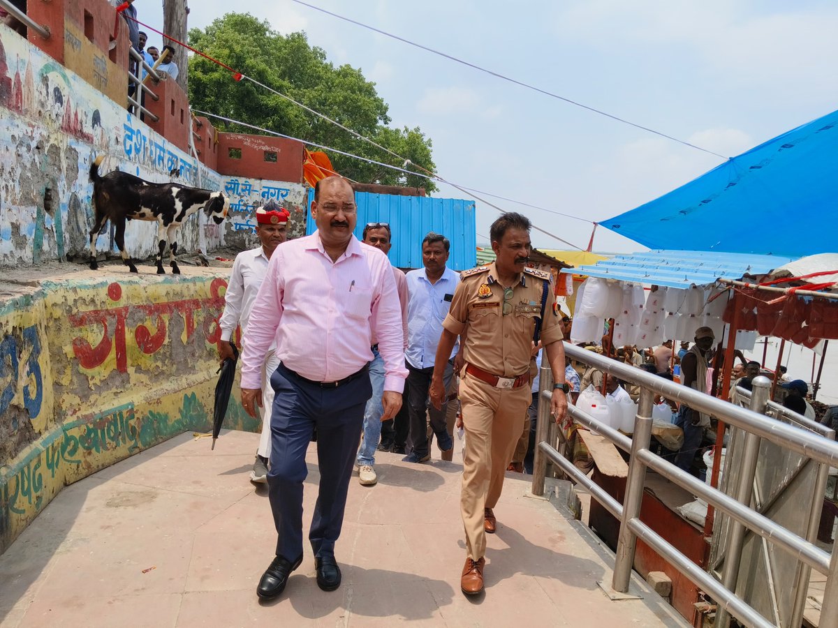 fatehgarhpolice's tweet photo. जिलाधिकारी व पुलिस अधीक्षक जनपद फतेहगढ़ द्वारा थाना राजेपुर/अमृतपुर/कादरीगेट क्षेत्रान्तर्गत बाढ़ के दृष्टिगत रामगंगा नदी पर बने कडका बांध व गंगा नदी के जल स्तर का निरीक्षण कर सम्बन्धित को आवश्यक दिशा निर्देश दिये गये। https://t.co/hciBpI6GZf