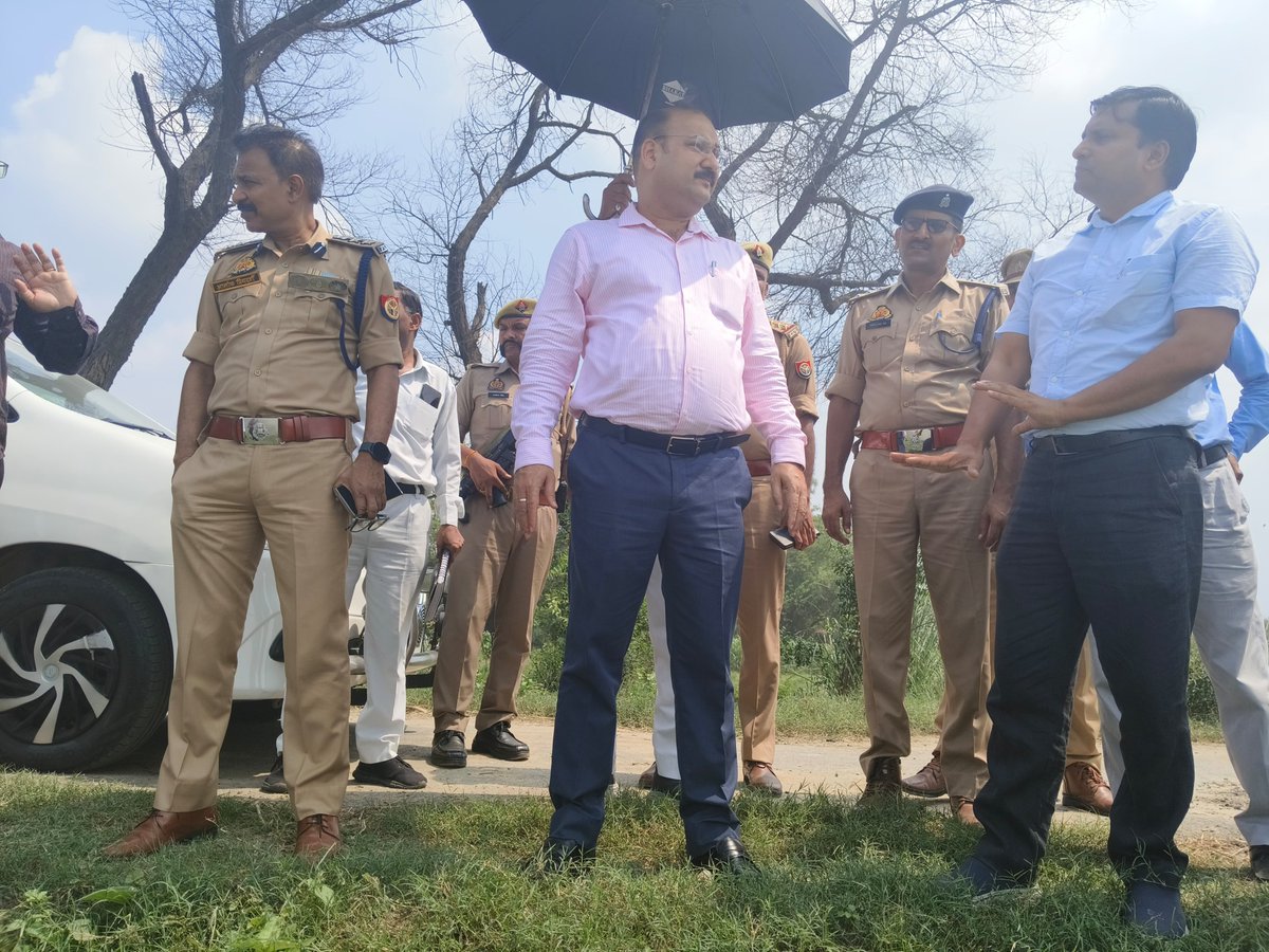 fatehgarhpolice's tweet photo. जिलाधिकारी व पुलिस अधीक्षक जनपद फतेहगढ़ द्वारा थाना राजेपुर/अमृतपुर/कादरीगेट क्षेत्रान्तर्गत बाढ़ के दृष्टिगत रामगंगा नदी पर बने कडका बांध व गंगा नदी के जल स्तर का निरीक्षण कर सम्बन्धित को आवश्यक दिशा निर्देश दिये गये। https://t.co/hciBpI6GZf