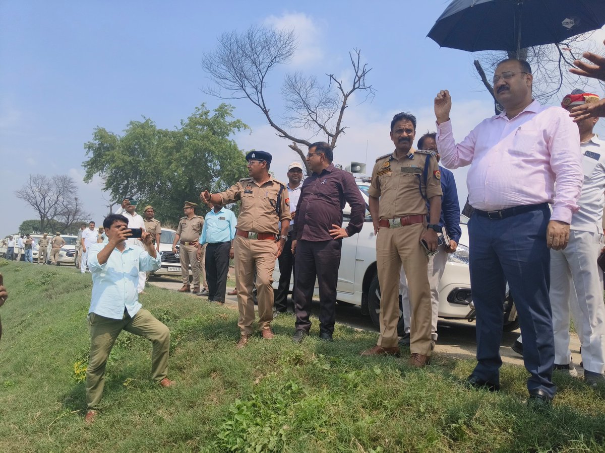 fatehgarhpolice's tweet photo. जिलाधिकारी व पुलिस अधीक्षक जनपद फतेहगढ़ द्वारा थाना राजेपुर/अमृतपुर/कादरीगेट क्षेत्रान्तर्गत बाढ़ के दृष्टिगत रामगंगा नदी पर बने कडका बांध व गंगा नदी के जल स्तर का निरीक्षण कर सम्बन्धित को आवश्यक दिशा निर्देश दिये गये। https://t.co/hciBpI6GZf
