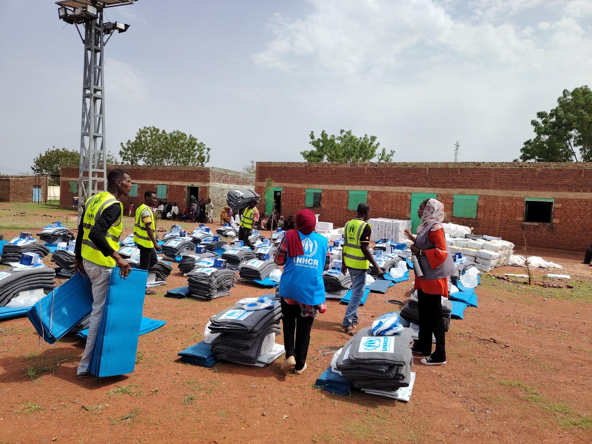 GilbertSMutai's tweet photo. Distribution of core relief items to displaced Sudanese in #Gedaref, SD🇸🇩
🙏We are grateful to donors for supporting @UNHCRinSudan programmes not only for refugees but also IDPs. More support needed especially with onset of rainy season &amp; influx of new IDPs fleeing #Sennar. https://t.co/fPLDsDrYP7