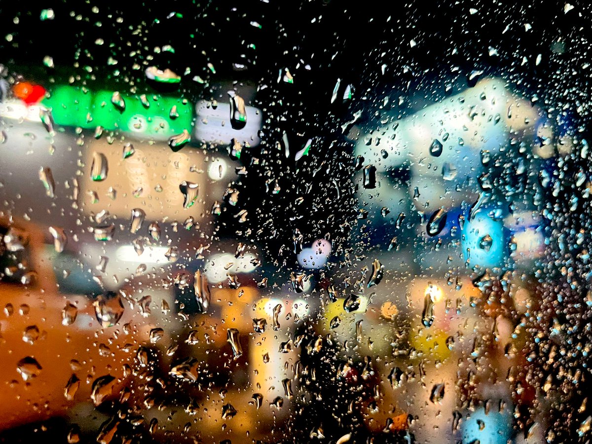 tamon_huiyong's tweet photo. 19.50 น. ฝนตกฉ่ำๆ เลย #Chiangmai #RainingNight @MrVop https://t.co/inn6jGaWv6