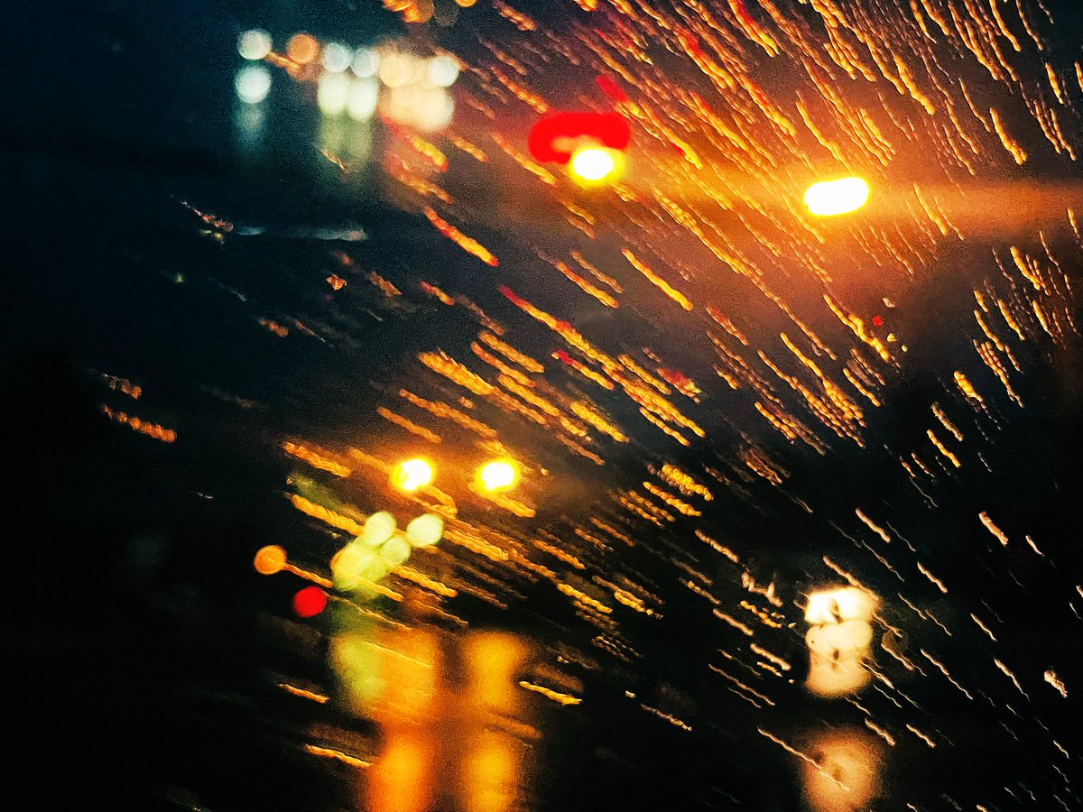 tamon_huiyong's tweet photo. 19.50 น. ฝนตกฉ่ำๆ เลย #Chiangmai #RainingNight @MrVop https://t.co/inn6jGaWv6