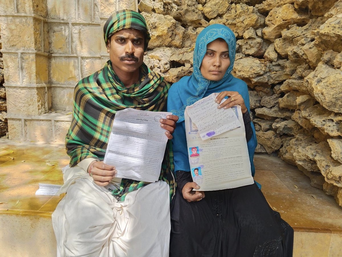 FarazPervaiz3's tweet image. Please spread the word and demand action to #SaveSanjana and #EndForcedConversions in Pakistan.

🚨 Urgent Alert 🚨

Sanjana, a young #Hindu girl from Nare Jo Goth, District Thatta, Sindh, Pakistan was abducted, Rape and forcibly converted to #Islam and married off to Habib