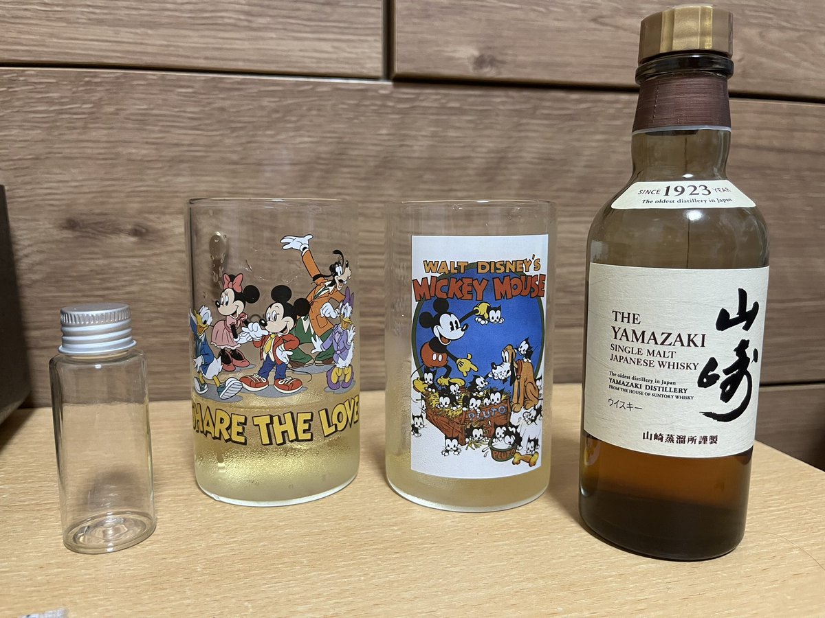 tsui_onokoshi's tweet photo. ミズナラスティックを入れていた山崎を飲み比べ！！！！！！
これは、、。
NVの方が好き、、。(小声)
でも11日でこれだけ変わるのかと感動🤔🤔 https://t.co/Ajx8y4uGB4