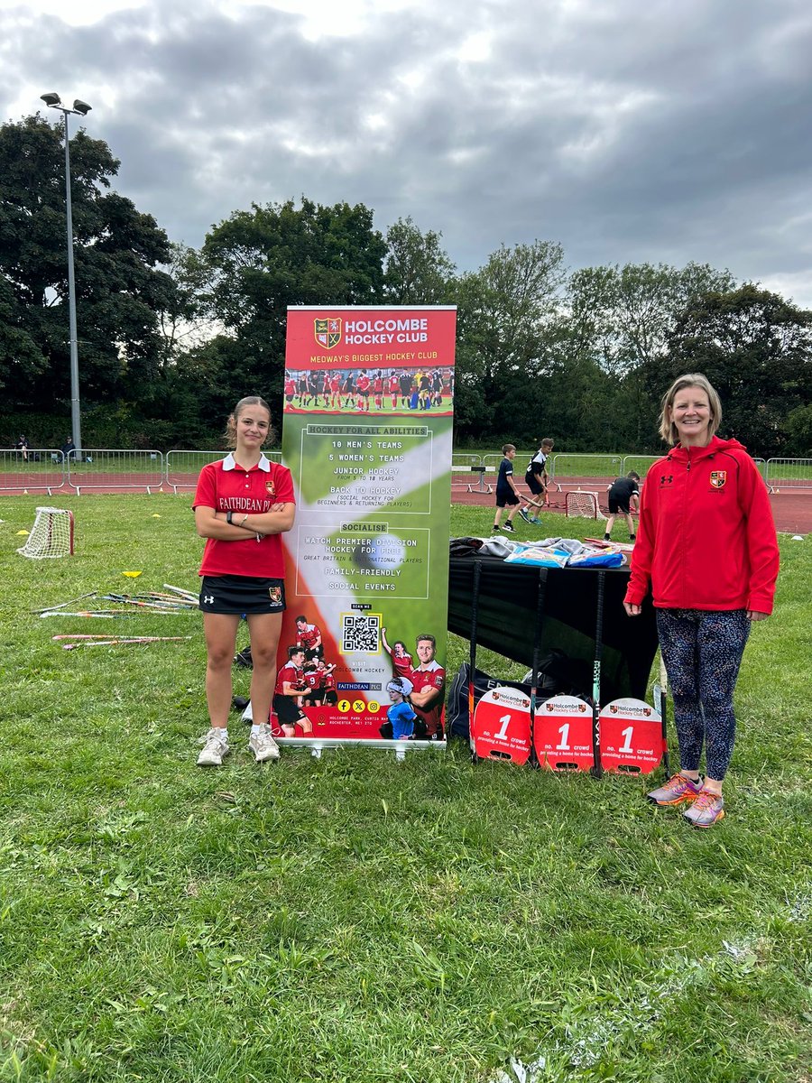 HolcombeHC's tweet photo. THREAD: Thank you to @MedwaySport for inviting Holcombe HC to attend our debut Medway Mile event, and promote what we have to offer to the wider Medway community at Holcombe Park 🏑 [1/5]

#SummerOfHockey #EverydayActive #IncredibleHolcs #BackToHockey #PickUpAStick #Paris2024 https://t.co/0hPQgsyb4E