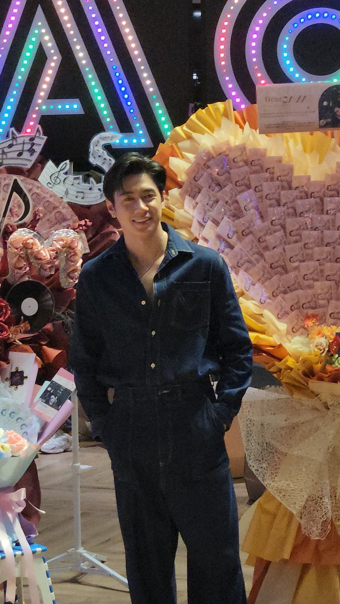MiniDoraDoraMW's tweet photo. พี่นักร้องเสื้อยีนส์หล่อบาดใจมาก แถมเพลงเขาก็เพราะซะด้วย

JAM 1STSOLO SINGLE
#แจมxMVอ่านแต่ไม่ตอบ
#JamRachata
#แจมรชตะ https://t.co/cULepdbpps
