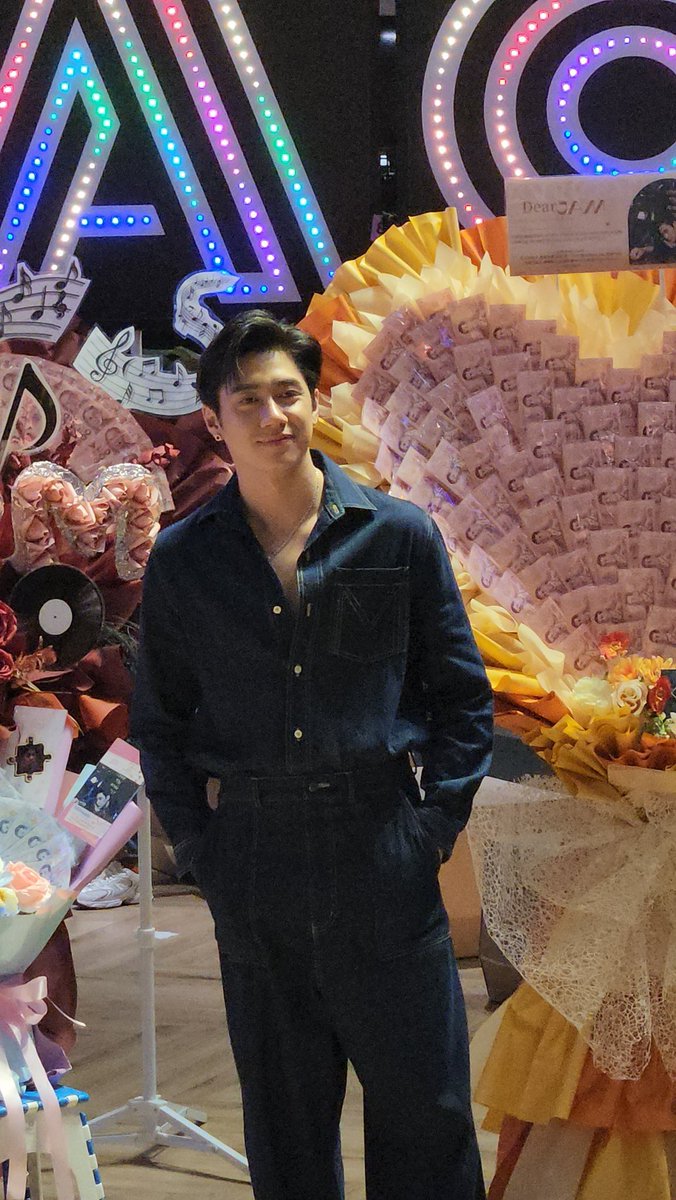 MiniDoraDoraMW's tweet photo. พี่นักร้องเสื้อยีนส์หล่อบาดใจมาก แถมเพลงเขาก็เพราะซะด้วย

JAM 1STSOLO SINGLE
#แจมxMVอ่านแต่ไม่ตอบ
#JamRachata
#แจมรชตะ https://t.co/cULepdbpps