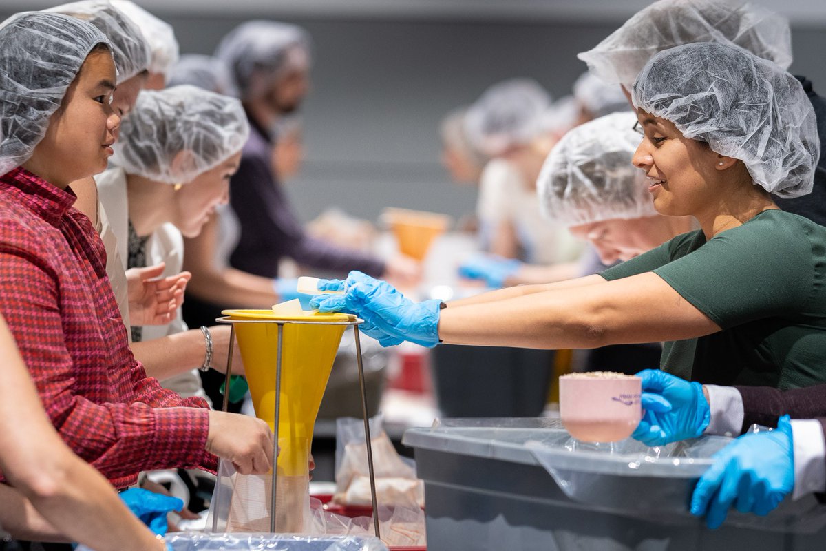 Arthrex's tweet photo. Thank you to the employees who participated in our #Arthrex Employee Volunteer Day event! In partnership with @mealsofhope, we came together to pack 36,000 meals for local families struggling with food insecurity.
#ArthrexProud #ArthrexInTheCommunity #MakingPeopleBetter https://t.co/7xZnQvnOPg