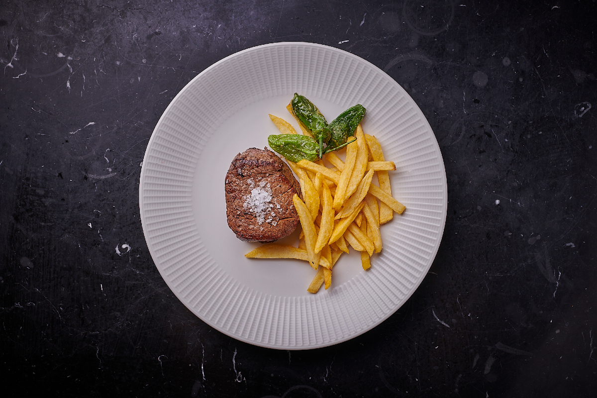 Solomillo de ternera “La Finca” con patatas bastón.
Si estás de antojo se dice y punto!

C/ Fernando el Santo, 25, Madrid.
Reservas: restaurantevoraz.com

#solomillo #comerenmadrid #restaurantesmadrid #cocinaespañola #sitiosbonitos <a href="/carnedelafinca/">Carne de La Finca</a>