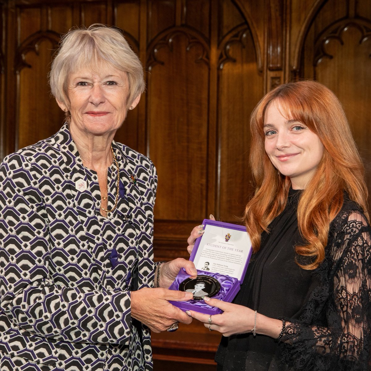 _HannahCross's tweet image. Last week I was presented with a Distinguished Achievement Award for Postgraduate Researcher of the Year for @FBMH_UoM ! What a fun and surreal day it was. Thanks everyone for the lovely messages, to my fabulous supervisory team and nominators😊