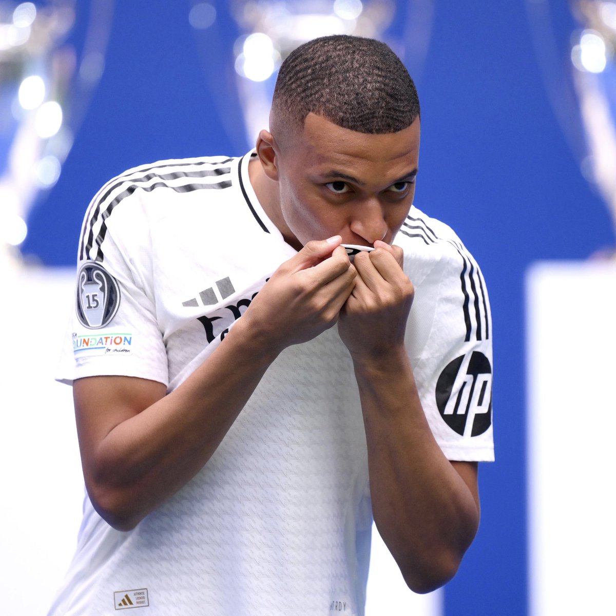 FabrizioRomano's tweet photo. ⚪️🔟 Kylian Mbappé confirms he never asked for number 10: “I never said I wanted this number... it’s Luka Modrić number”.

“I'm honoured to play with Modrić. He’s a champion, a Ballon d’Or and I respect him so much”. https://t.co/1HIB9K0GgO