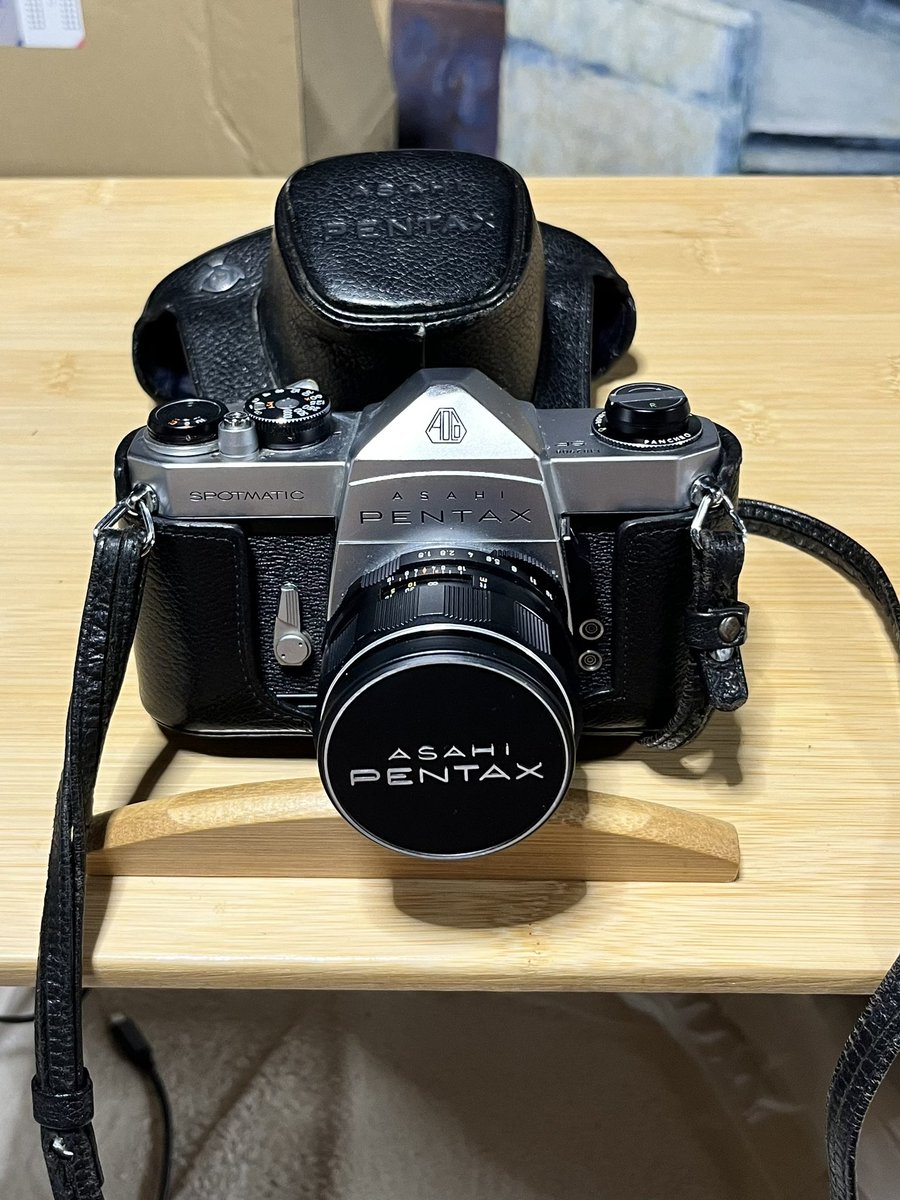 tsuneshichi's tweet image. 標準ズームレンズ欲しいなと思ったら
使ってないだけで持ってる事に気付いて
実家に探しに行ったけど見付からなくて
代わりに親戚から貰ったけど放置してたこれを発見

内臓露出計無し？
めんどそう

でもかっこいいから使ってみたい

#PENTAX #SP #SPOTMATIC