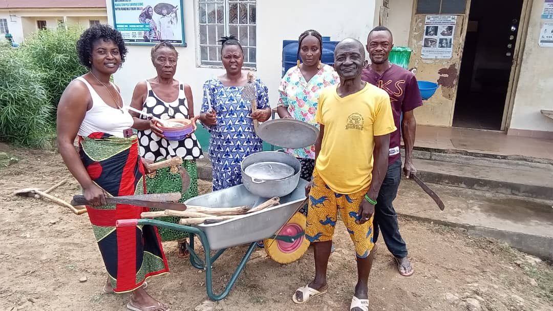 SendSierraleone's tweet photo. With @FCDOGovUK @UKinSierraLeone through @Concern, we’re collaborating with the MoHS to distribute cooking utensils and garden tools to 40 CHCs in Kenema and Kono districts. This initiative aims to improve the nutritional intake, health, and well-being of 1,730 community members. https://t.co/tWCBcV6wby