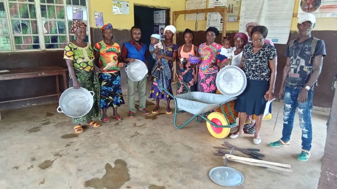SendSierraleone's tweet photo. With @FCDOGovUK @UKinSierraLeone through @Concern, we’re collaborating with the MoHS to distribute cooking utensils and garden tools to 40 CHCs in Kenema and Kono districts. This initiative aims to improve the nutritional intake, health, and well-being of 1,730 community members. https://t.co/tWCBcV6wby