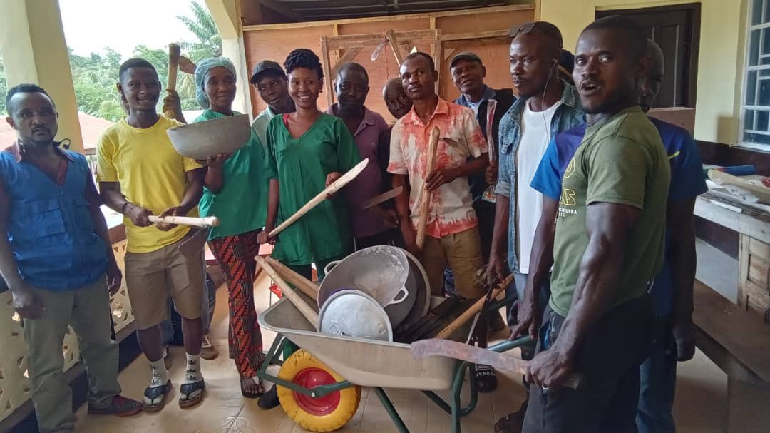 SendSierraleone's tweet photo. With @FCDOGovUK @UKinSierraLeone through @Concern, we’re collaborating with the MoHS to distribute cooking utensils and garden tools to 40 CHCs in Kenema and Kono districts. This initiative aims to improve the nutritional intake, health, and well-being of 1,730 community members. https://t.co/tWCBcV6wby