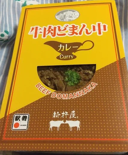 駅弁記念日とは知らずに駅弁を買ってきてしまった。
有名な米沢名物「牛肉どまん中」のカレー味。
ガッツリカレー味というわけではなく、カレーの風味が絶妙に効いたそぼろで美味しかった。
※イラストはポン先生「ヒノマンガ」https://t.co/WexsQfrWsGのパロディ 