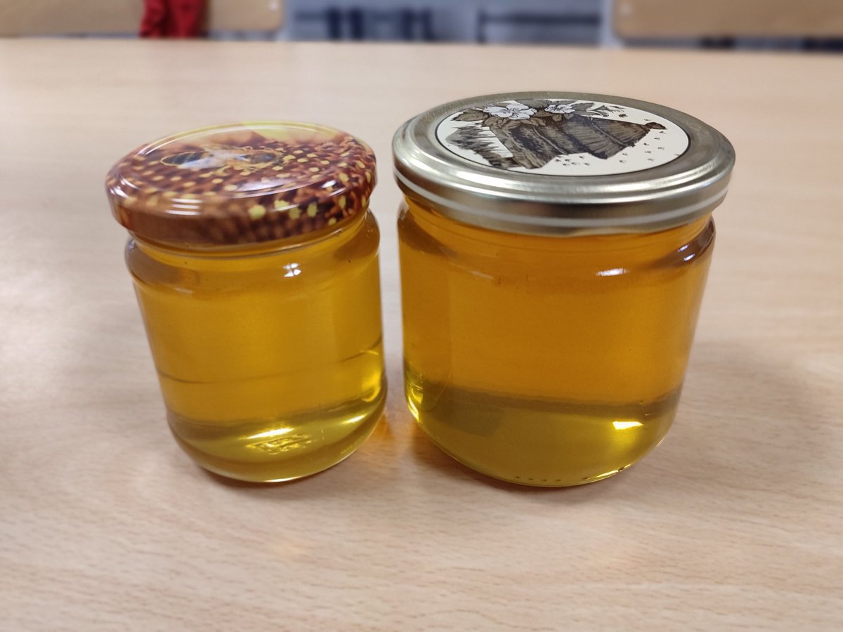 DD_GP95's tweet photo. 🍯🍯 Mise en pot du miel d'été faite ! Un peu plus de 121 kg, record battu 💪 bravo aux 🐝 Et toujours sur 4 ruches. Étonnamment il est très clair, jaune doré. Il y a peut-être plus de tilleul que d'habitude 😋 https://t.co/ixI1u5hxzq