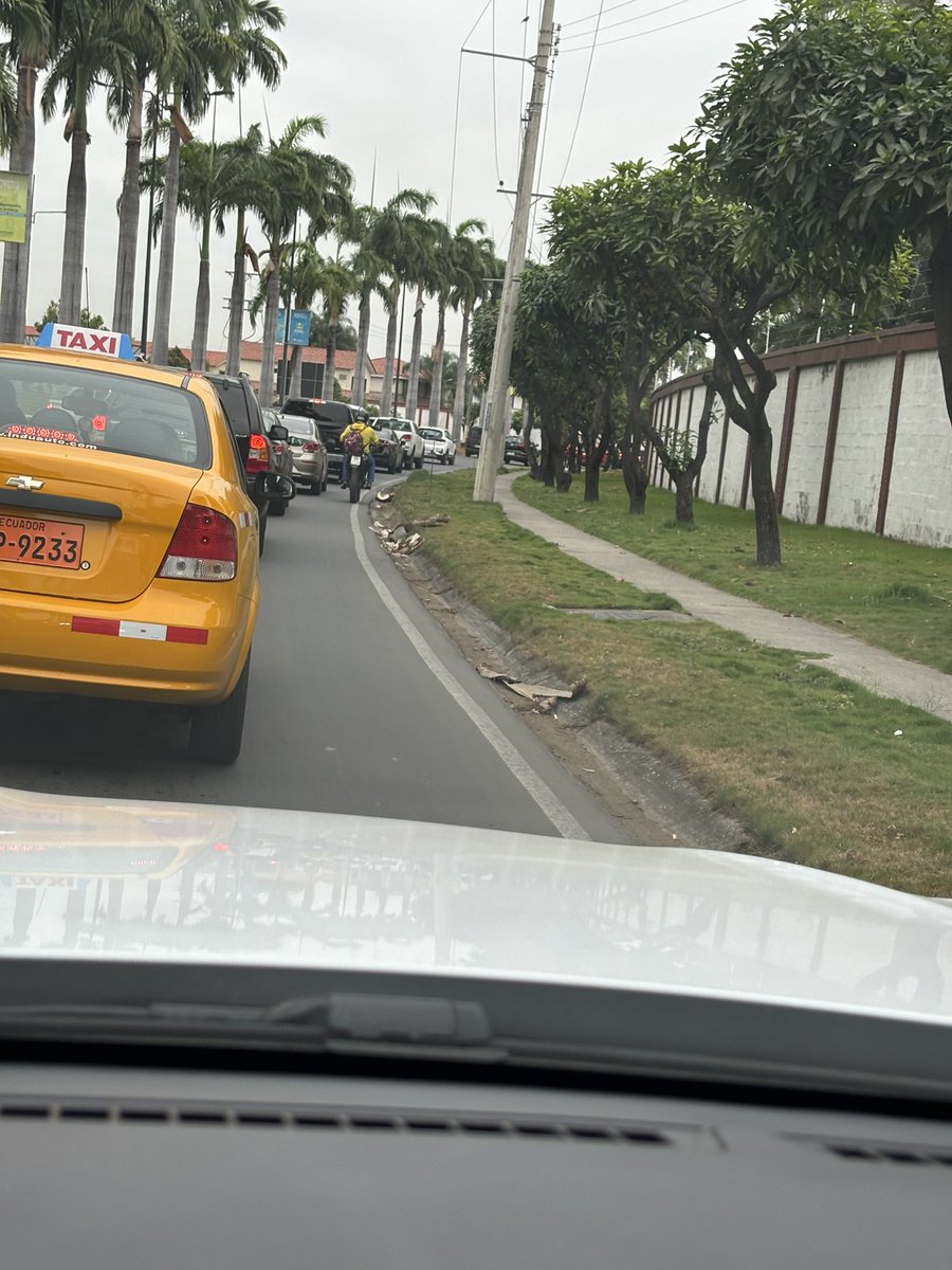 walterinhappy's tweet photo. Las salidas de ciudad celeste que ya eran complicadas las complicó más el @MuniSamborondon con la instalación de rompe velocidad en el redondel de salida, gracias @juanjoseyunez por favor un dedo de frente para poner inteligencia en la planificación del tránsito @EcuavisaInforma https://t.co/i0YJj8pvRZ