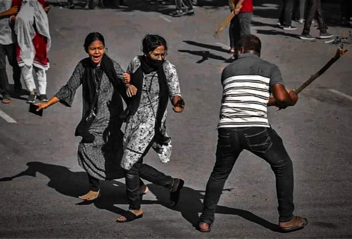 AzizulHaqueMom1's tweet photo. @elonmusk #Bangladesh #Save_Bangladeshi_students
#DhakaUniversityUnderAttack
#DUUnderAttack
#QuotaReformMovementUse 
#DhruvRathee #alzazira https://t.co/xbt9a6QK7X