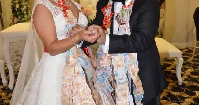 muhendisyenn's tweet photo. Yeni evlenenlere şok!
İddiaya göre; yeni evlenenler eğer 5 sene içinde boşanırsa, düğünde takılan tüm takıları enflasyon oranını da katarak takı takanlara geri iade etmek zorunda kalacak, iade etmezlerse 5 yıl hapis cezası alacak. 
Boşanma önlenecek!
Ne düşünüyorsunuz? https://t.co/9qsaVXA9uf