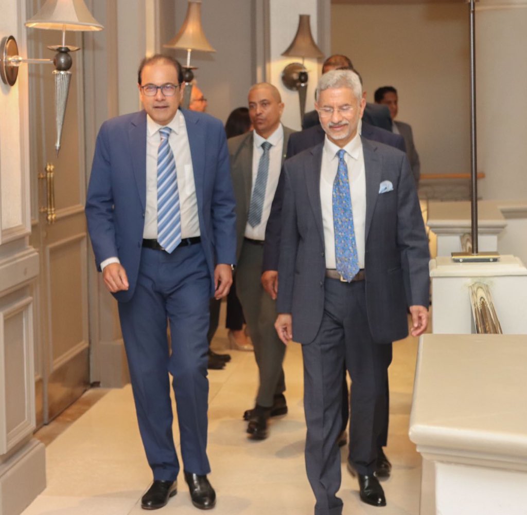 Thank  Deputy Prime Minister Steven Obeegadoo for hosting me and my delegation for a productive luncheon meeting. Glad to meet his Ministerial colleagues as well. 

India attaches utmost importance to Mauritius as part of our Neighborhood First, SAGAR and Forward Africa policies.