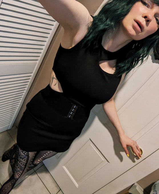 I left the house and did a thing.  My stockings didn't survive the night. https://t.co/RBz9KluKdD
