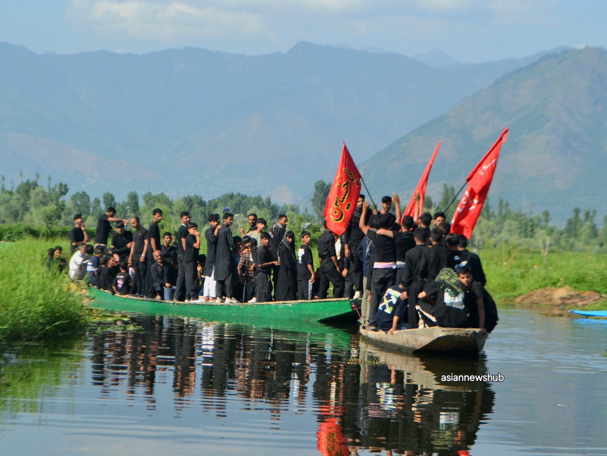AsianNewsHub's tweet photo. 9th Muharram: A unique shikara procession in the interiors of Dal Lake, honoring faith and tradition.
Photos #SahilMir https://t.co/oCBLu9jopl