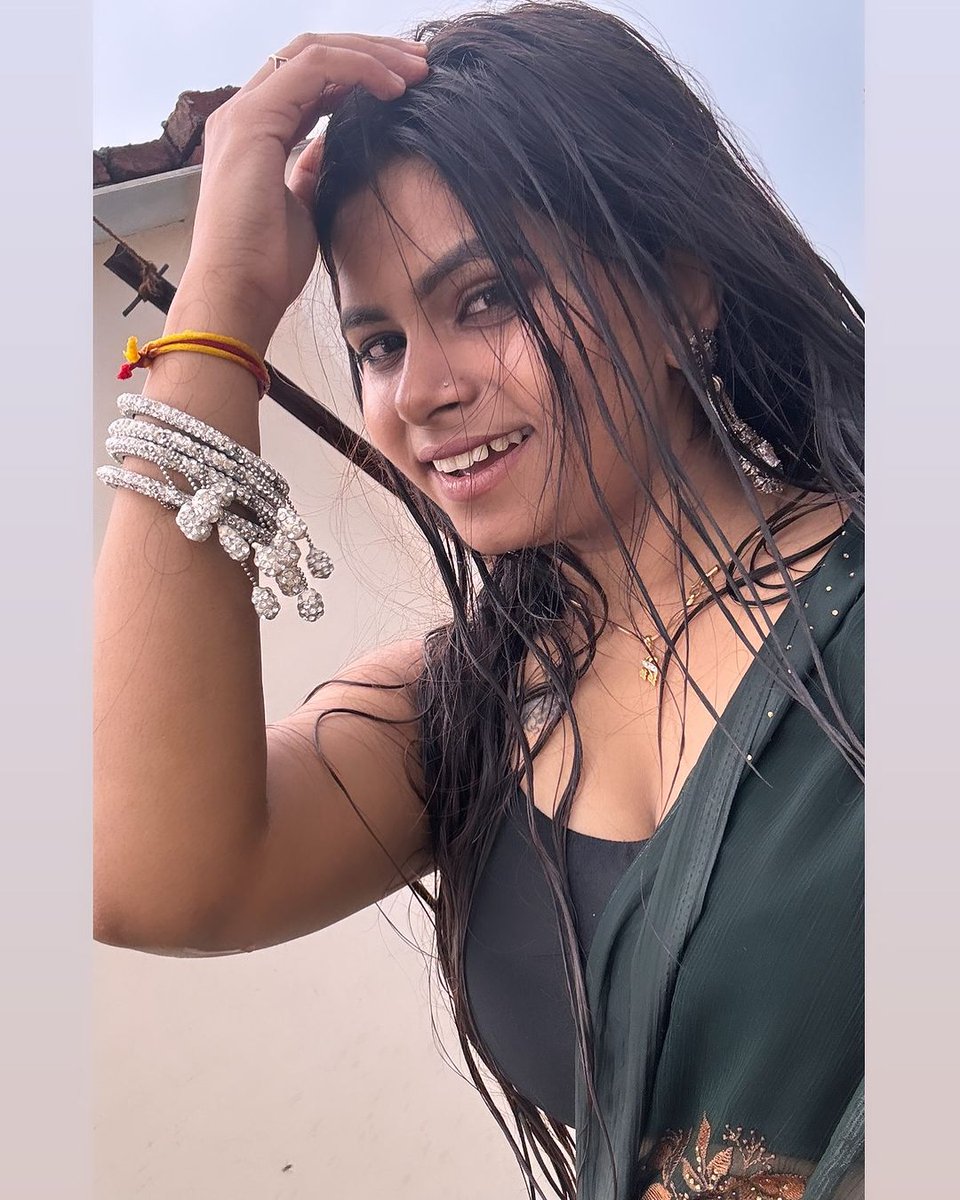 EliteCreatorHub's tweet photo. देखो लड़की बारिश में अपने प्रेमी के लिए तड़प रही है जैसे बिना पानी के मछली😍😍😍🌼
#Goodeving #viralvideo #dancechallenge https://t.co/ihg3ir3nBV