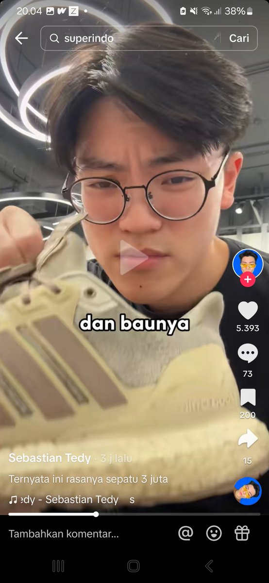thegreateve_'s tweet photo. ini ada tiktokers asal ngomong banget bilang bau sepatu dia kayak bau ketek mbak-mbak super1ndo NGGAK SOPAN BANGET! Btw ini ak awalnya nemu di yt shorts trs ak cek di tiktok ternyata punya acc tiktok https://t.co/VurxSwOJ2y