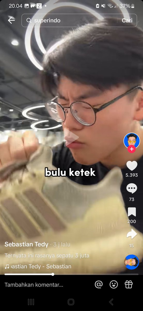 thegreateve_'s tweet photo. ini ada tiktokers asal ngomong banget bilang bau sepatu dia kayak bau ketek mbak-mbak super1ndo NGGAK SOPAN BANGET! Btw ini ak awalnya nemu di yt shorts trs ak cek di tiktok ternyata punya acc tiktok https://t.co/VurxSwOJ2y