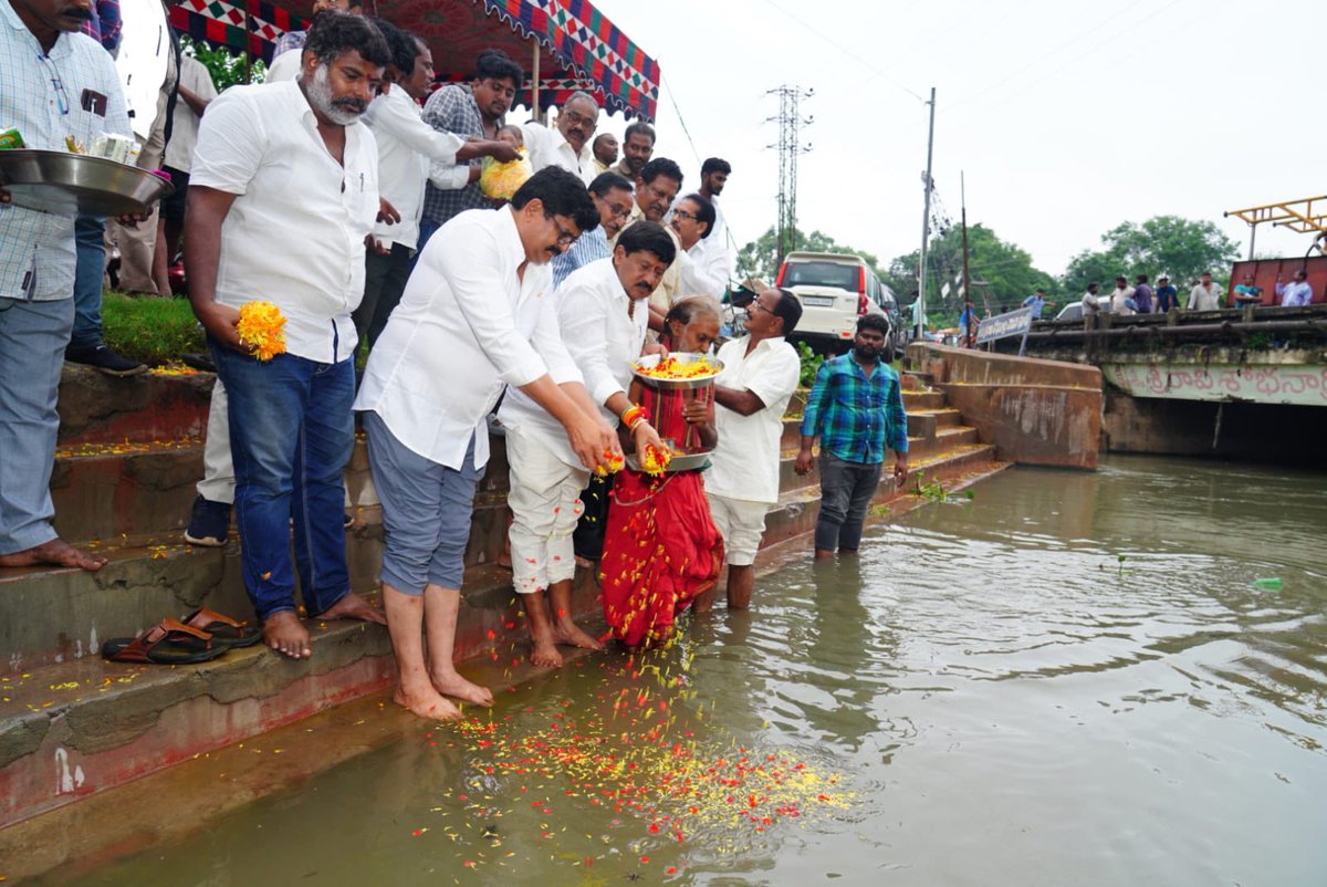 RVR_TDP's tweet photo. గుడివాడ పట్టణం పామర్రు రోడ్డు లో గుడివాడ ఛానల్ (పెద్ద కాలువ)లో "పట్టిసీమ" నీటికి సోదరుడు MLA @RamuVenigandla తో కలిసి హారతులు ఇచ్చి, పూజా కార్యక్రమాలు నిర్వహించడం జరిగింది.
#Pattiseema #GodvariWater #KrishnaWater
#TDPGudivada #TDPforDevelopment
#ilovegudivada #gloriousgudivada