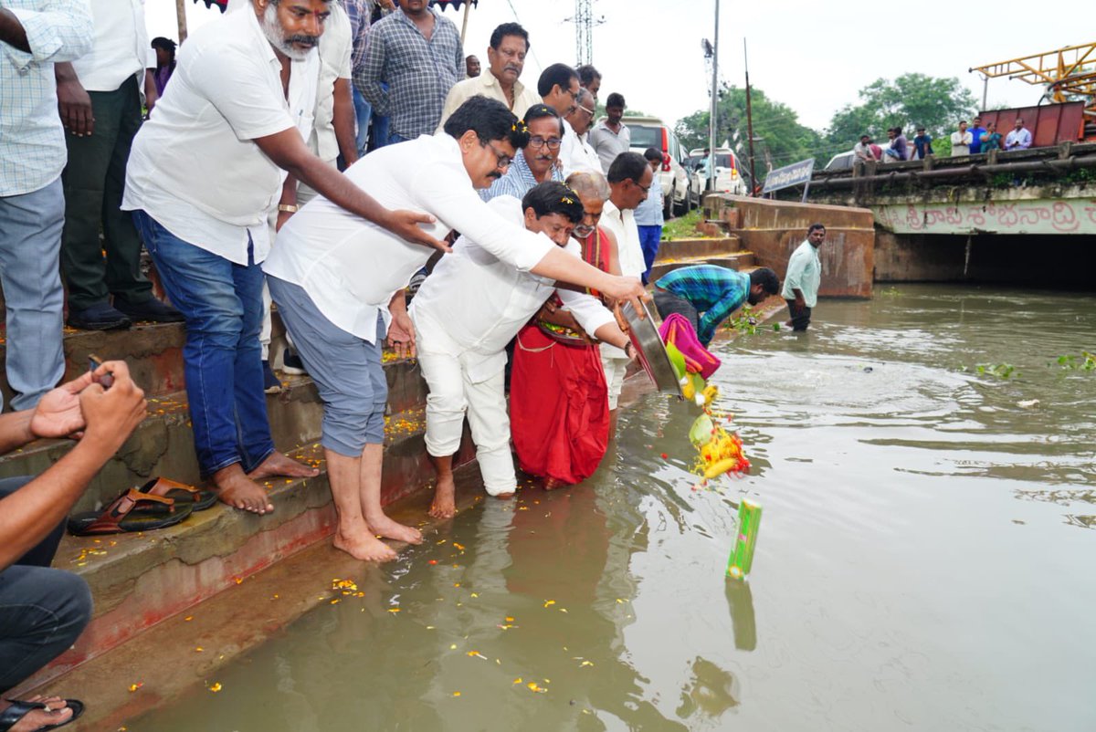 RVR_TDP's tweet photo. గుడివాడ పట్టణం పామర్రు రోడ్డు లో గుడివాడ ఛానల్ (పెద్ద కాలువ)లో "పట్టిసీమ" నీటికి సోదరుడు MLA @RamuVenigandla తో కలిసి హారతులు ఇచ్చి, పూజా కార్యక్రమాలు నిర్వహించడం జరిగింది.
#Pattiseema #GodvariWater #KrishnaWater
#TDPGudivada #TDPforDevelopment
#ilovegudivada #gloriousgudivada