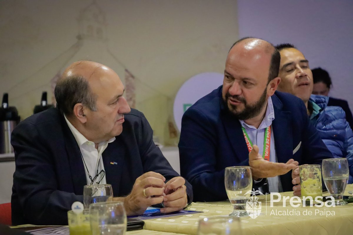 AlcaldiaDePaipa's tweet photo. Dr Rodrigo Castro, médico fisiatra y a todos los representantes de agua termal en Colombia. 🇨🇴 

Concluímos una exitosa mesa de trabajo, con grandes expectativas para traer la feria @Termatalia a Paipa en 2025. 🌊

#GermánCamachoAlcalde
#PaipaNosMueve
#ItpPaipa https://t.co/UHkXPOBs5z
