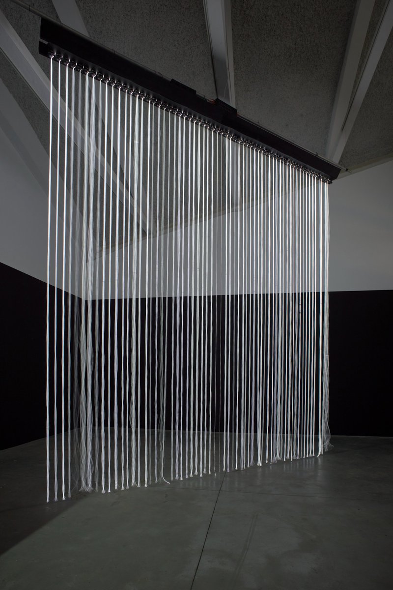 LABoral's tweet image. &apos;Cascade&apos; (2022) es una instalación sensorial e inmersiva del artista Marc Vilanova, que desvela sonidos que el oído humano no puede percibir. La pieza forma parte de la exposición ´Millennials, el arte multimedia de la Generación Y´, en LABoral Centro de Arte. 🌬️💧🕊️ #EMAP