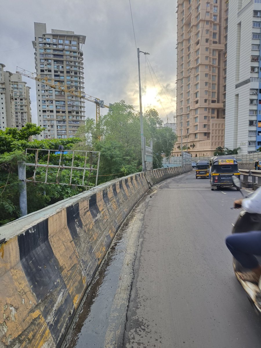 Devang7's tweet photo. I would like to bring into notice goregaon flyover near mtnl next to Radisson sv rd. These flyover barricades are getting robbed and daily lossing the metal parts. Request you to please immediately take action else riders will fall from flyover some video and photos attached https://t.co/B5wvj7CzfD