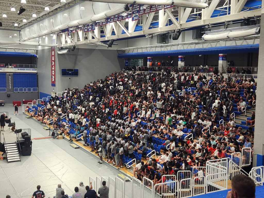 DaryleLSmith's tweet photo. All Glory to God!!! Tonight was amazing and epic! Over 1000 football players worshipped and heard the Gospel! You can see by the second picture many stood to receive Jesus!
Was truly a great night.
#FCA
#FootballCamp
#Salvations https://t.co/G5JWRhX1CL